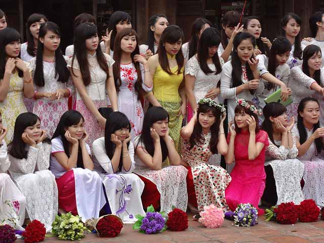 Group of Vietnamese girls