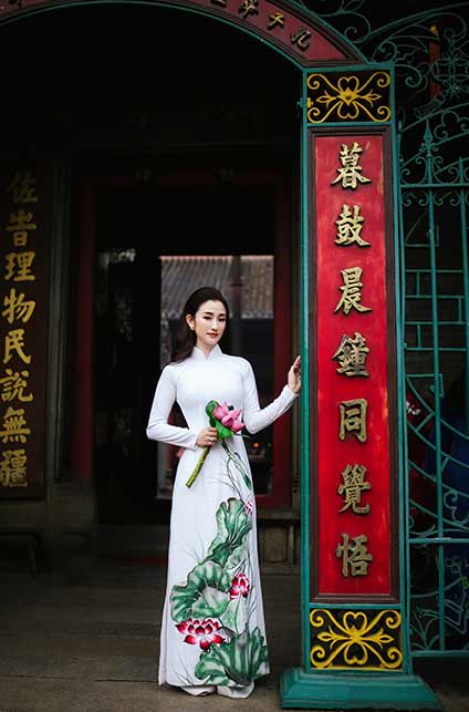 Vietnamese girlfriend commons in white dress