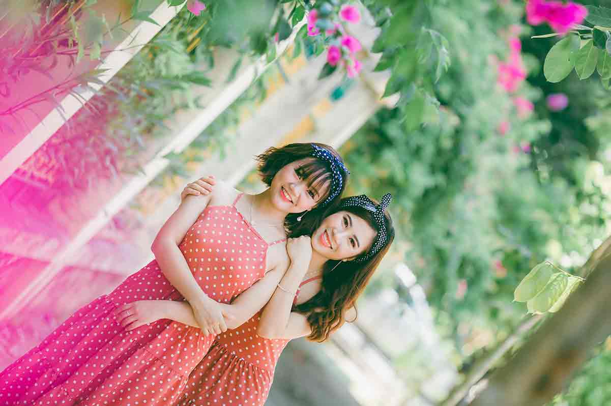 Vietnamese girls in red
