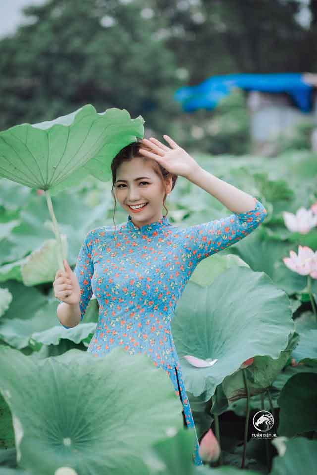 dating in Vietnam for foreigners: Vietnamese girl in green dress