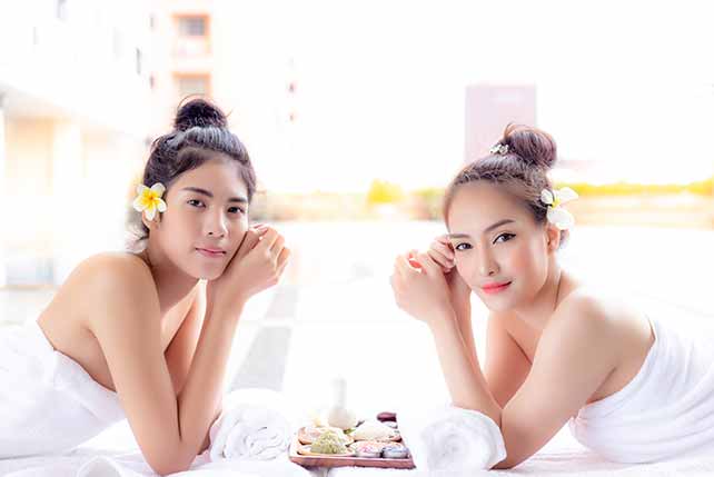 Vietnamese vs Thai women: women in bath