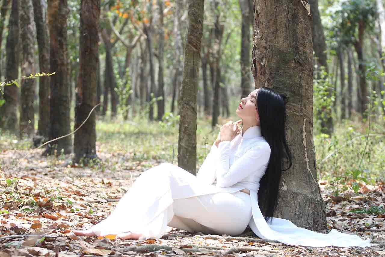 Vietnamese girl in white ao dai