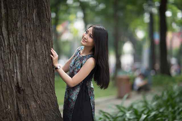 Vietnamese vs Chinese girl: Vietnamese girl looking at a tree